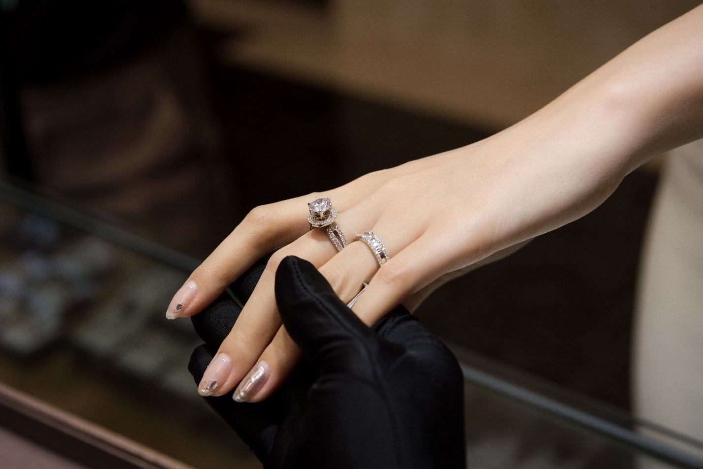 &Aacute; hậu Huyền My lựa chọn nhẫn cưới Skymond Luxury