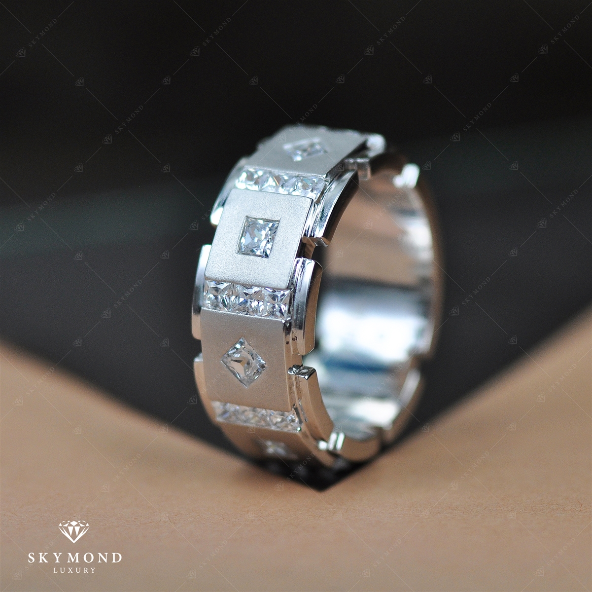 Phân Biệt Nhẫn Cưới Chính Hãng Và Nhẫn Gia Công Đại Trà