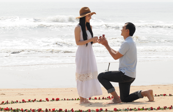 Vì Sao Phải Tặng Nhẫn Đính Hôn Trước Khi Trao Nhẫn Cưới?