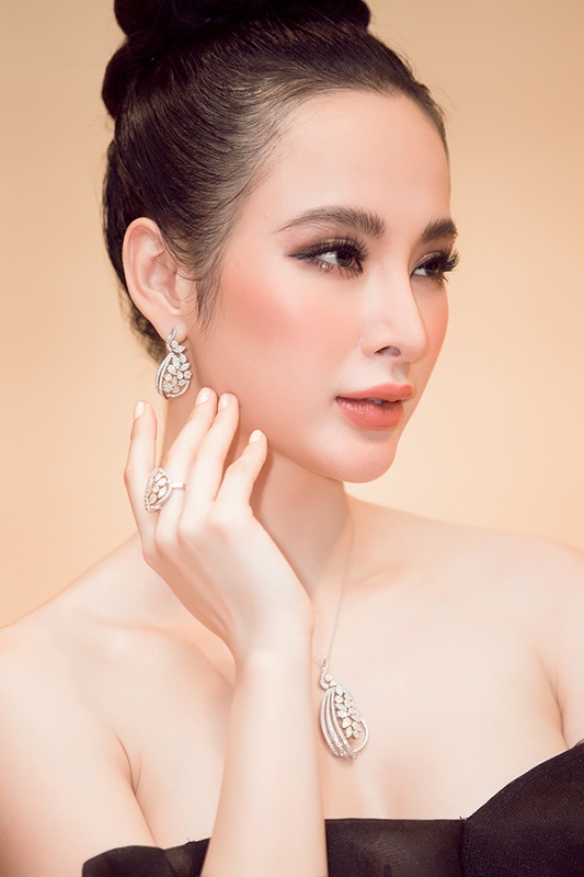 Trang sức và quần áo cùng phong cách