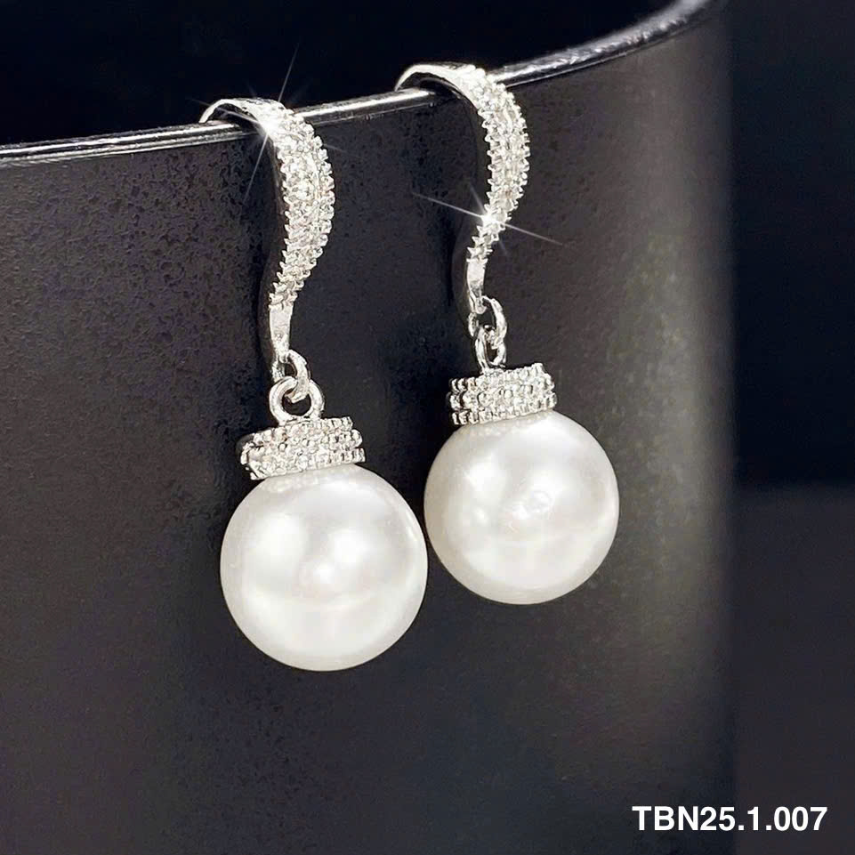 C&oacute; thể l&agrave; h&igrave;nh ảnh về trang sức v&agrave; văn bản