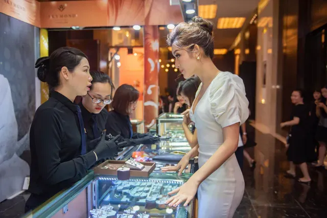 á hậu huyền my và skymond