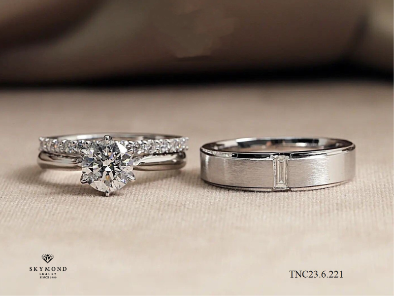 hình ảnh nhẫn cưới bạch kim Chuyện chưa kể: Vì sao Platin tỏa sáng vượt thời gian? (Kể từ góc nhìn khoa học: Tính sáng bóng tự nhiên – không phai màu – phản quang mạnh khiến Platin luôn “shine” theo đúng nghĩa.)