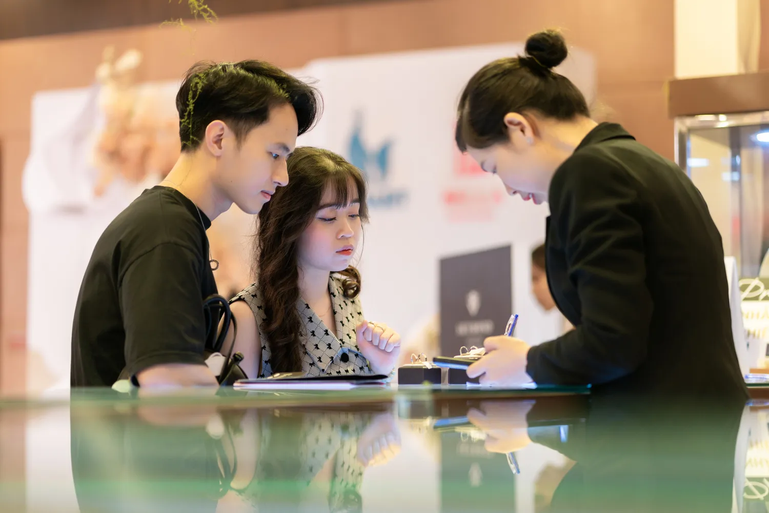 cặp đôi đi chọn nhẫn cưới