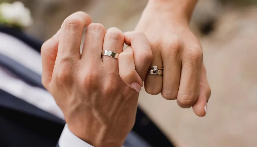 nhẫn cưới đeo ngón nào