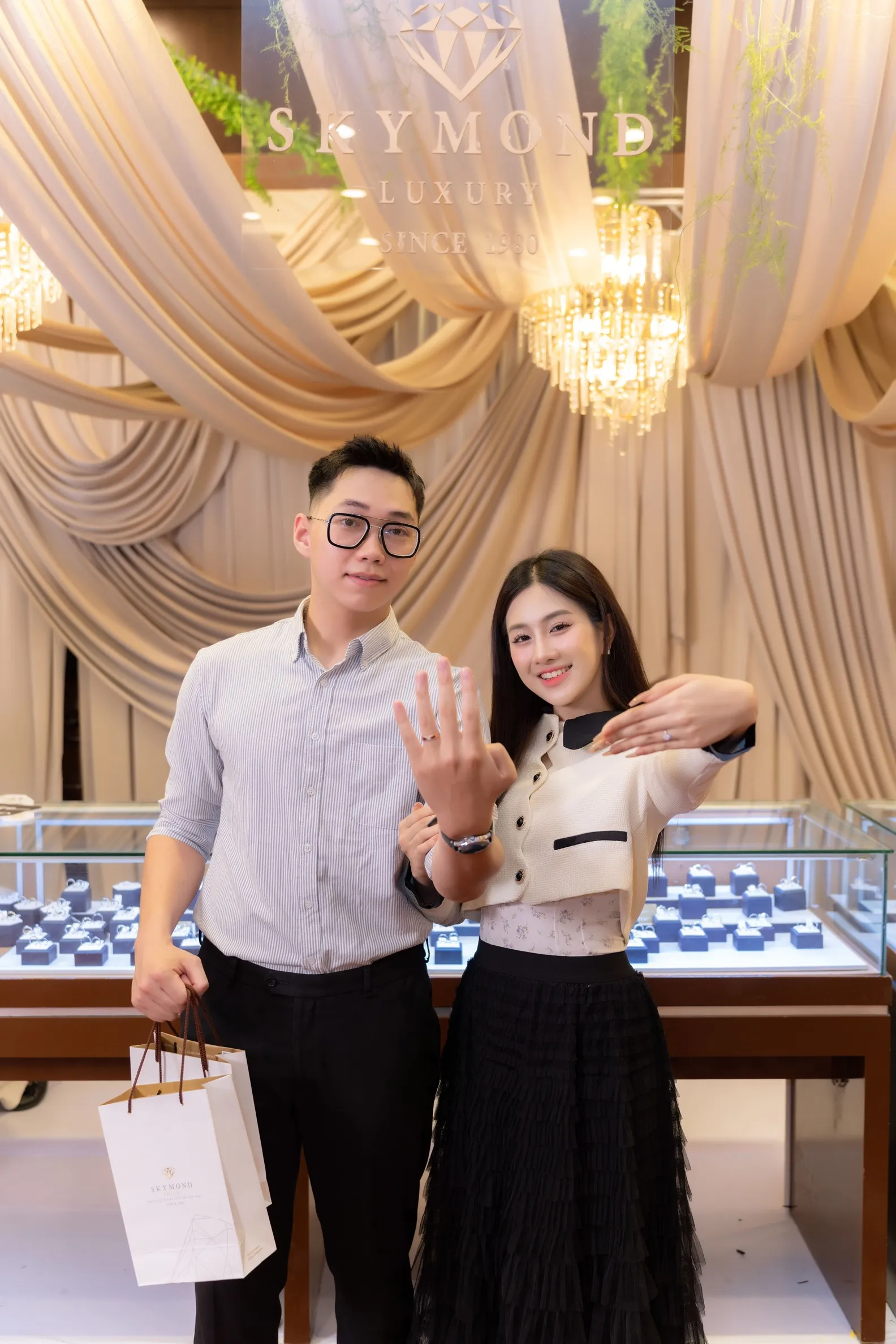 cặp đôi mua nhẫn cưới sớm