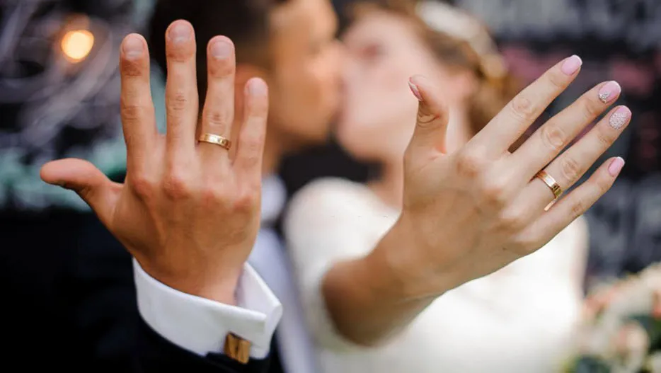 Vàng 10K Có Bền Không? Bí Quyết Chọn Nhẫn Cưới Để Đeo Suốt Đời Vẫn Đẹp