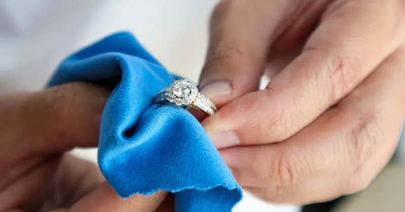 Vàng 10K Có Bị Xỉn Màu Không? Cách Vệ Sinh Nhẫn Cưới Ngay Tại Nhà