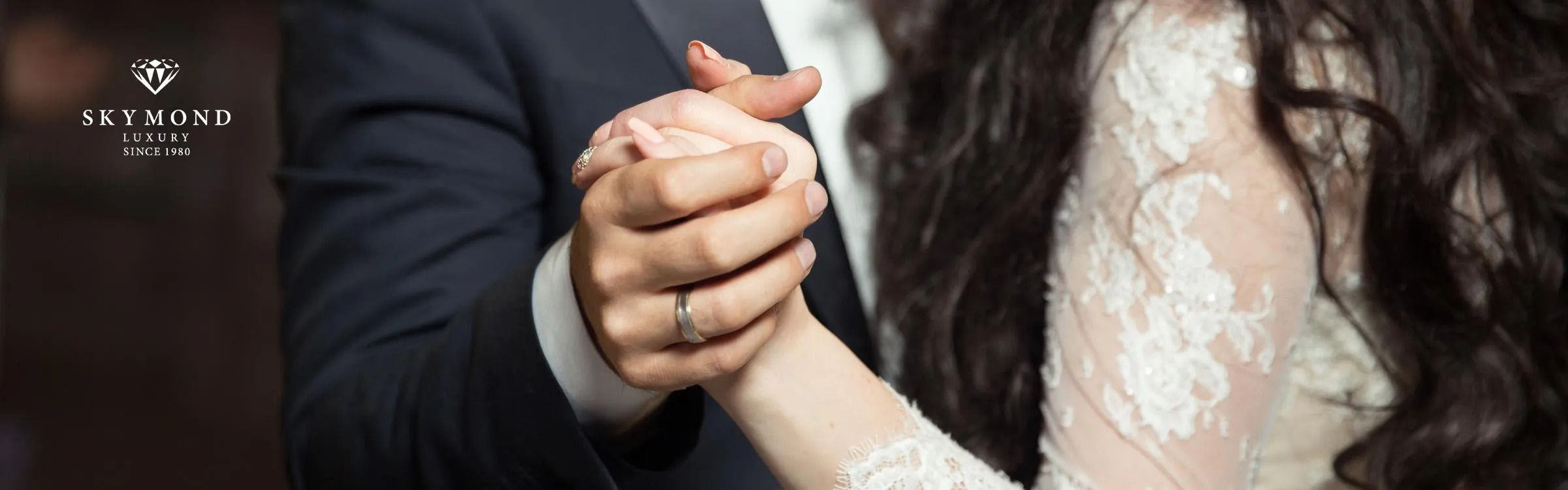 cặp đôi trao nhau cặp nhẫn bạc