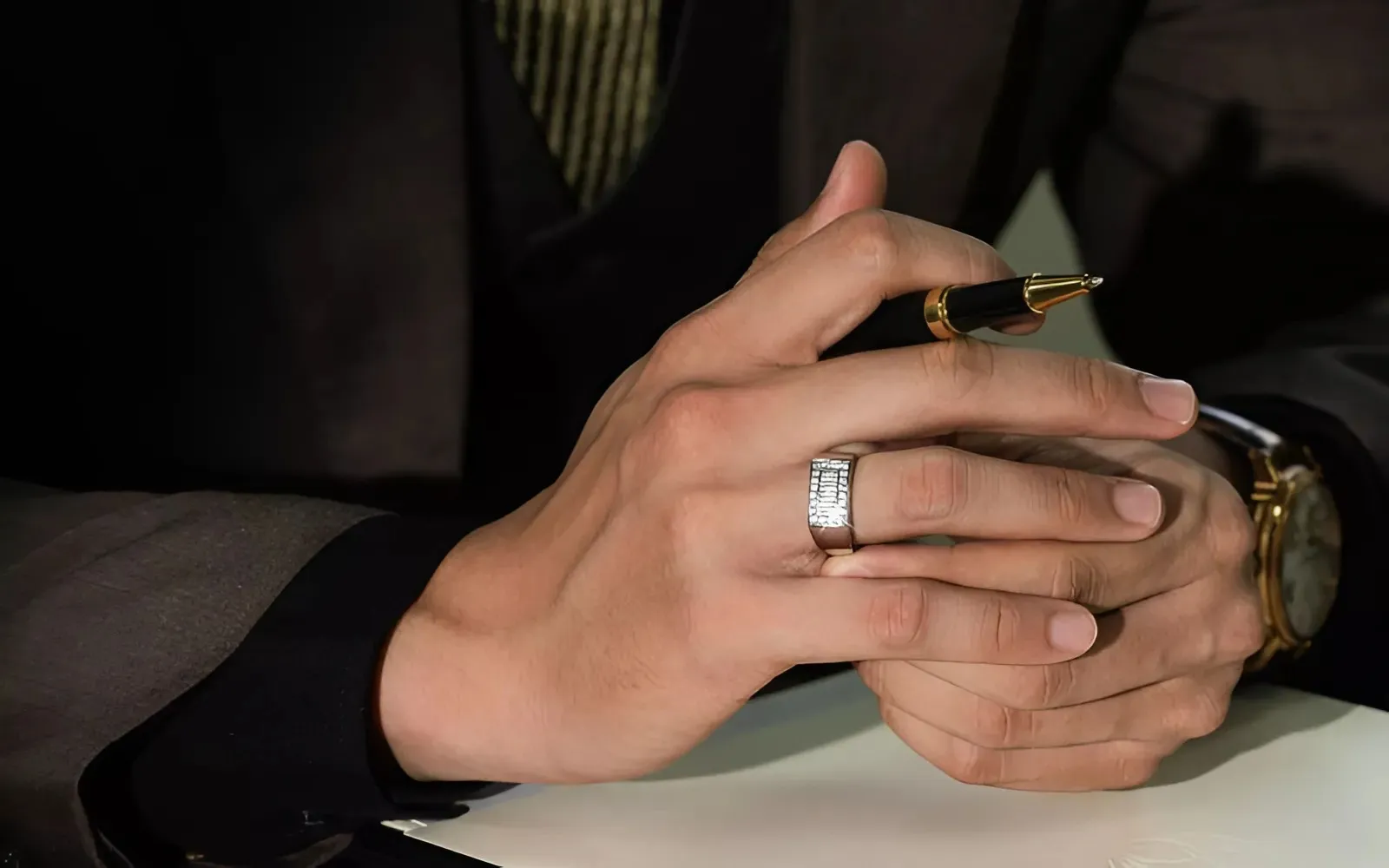 Nam nên đeo nhẫn tay trái hay phải? Gợi ý các mẫu nhẫn nam đơn giản cho mọi quý ông