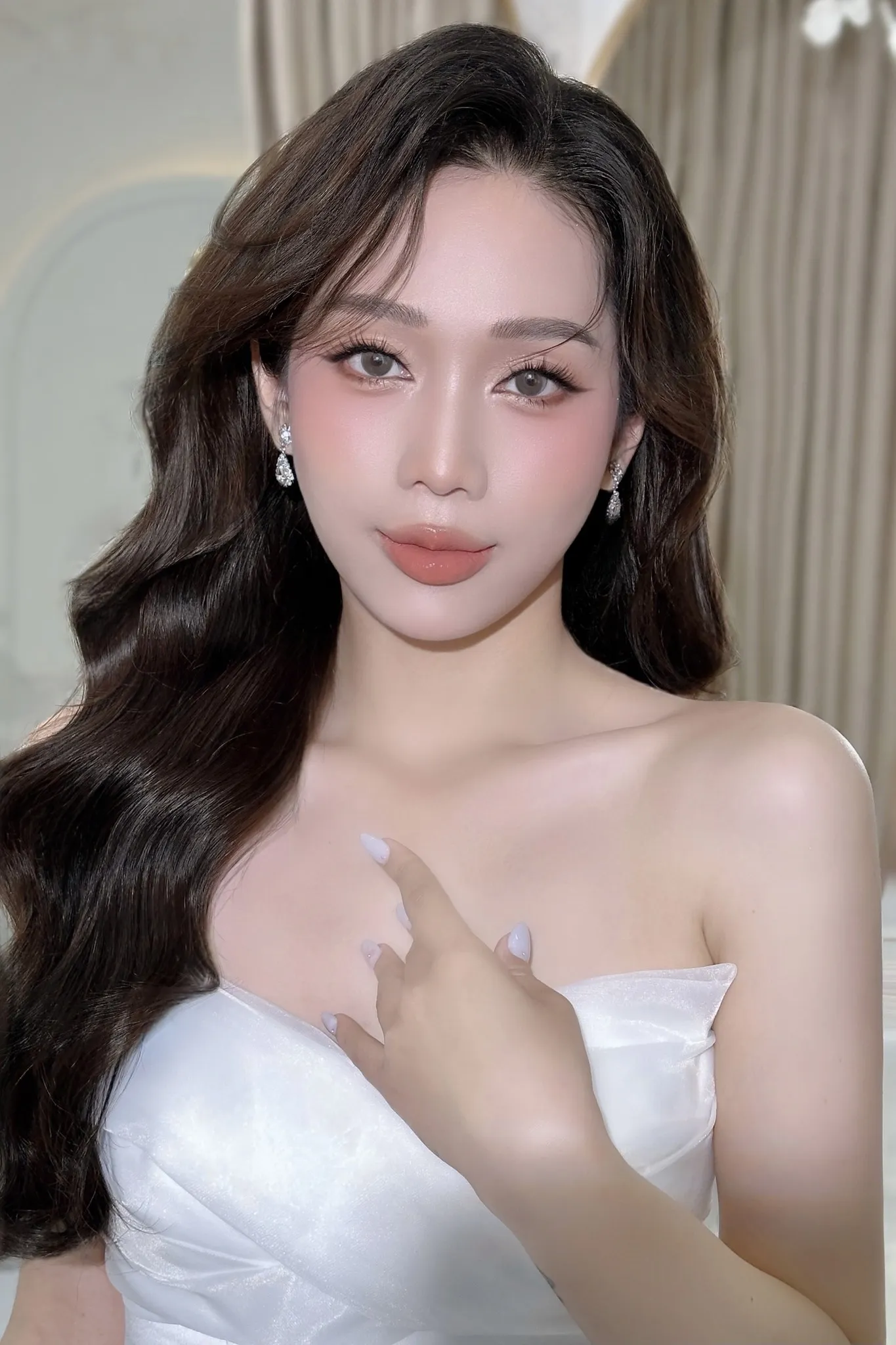 cô dâu makeup Phong Cách Quyến Rũ, Hiện Đại