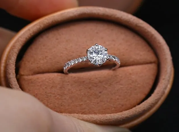 nhẫn cầu hôn vàng trắng