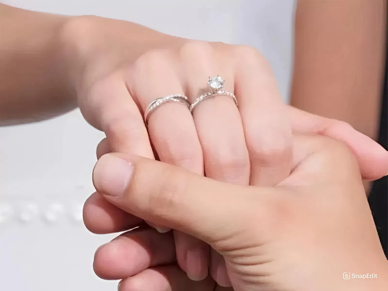 phối nhẫn cưới và nhẫn cầu hôn