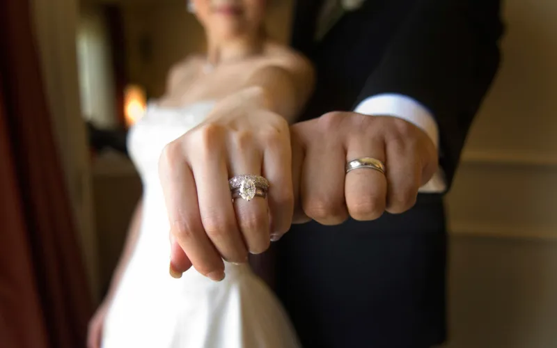 Chọn Màu Vàng Nhẫn Cưới Theo Bản Mệnh: Bí Quyết Sở Hữu Nhẫn Cưới Phong Thủy Mang Lại May Mắn Và Tài Lộc