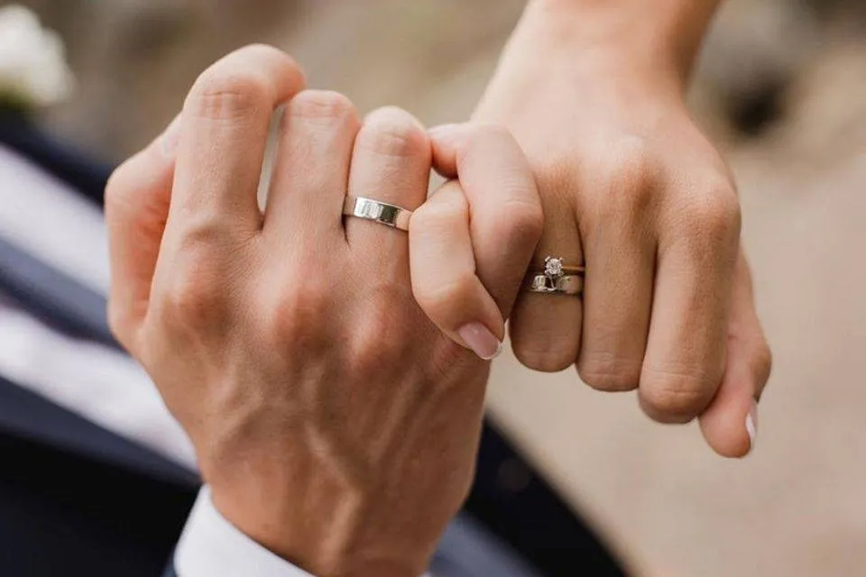 Giới Trẻ Đổ Xô Mua Nhẫn Cầu Hôn Và Cầu Hôn Trước Tết Để Ra Tết Cưới: Xu Hướng Hay Chiến Thuật Thông Minh?