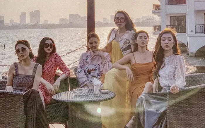 Họp lớp cuối năm: Chị em rần rần bí kíp "khoe" hạnh phúc tinh tế chỉ bằng một chiếc nhẫn kỷ niệm