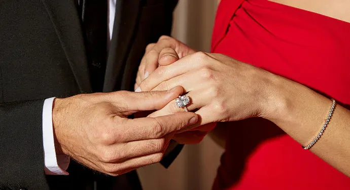 Nên mua nhẫn cưới kim cương tự nhiên hay không?