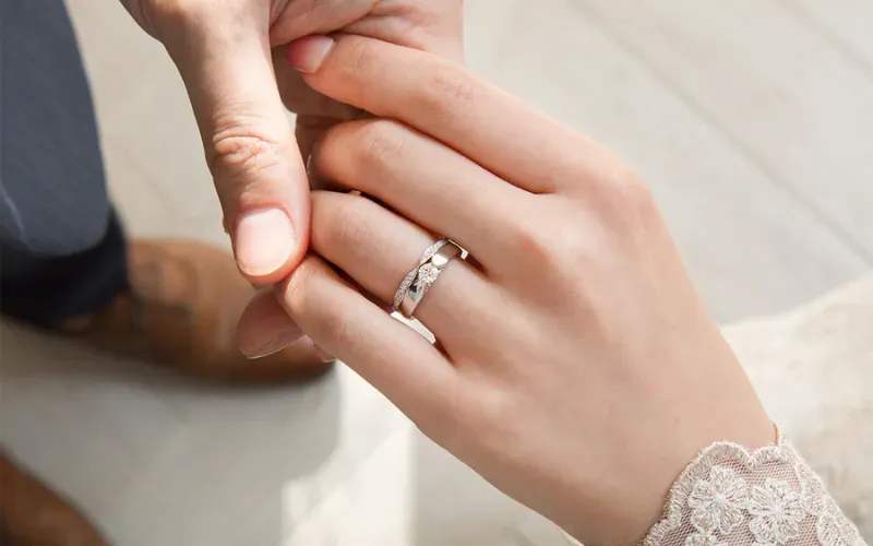 Vì sao nên cầu hôn bằng nhẫn cầu hôn bạch kim