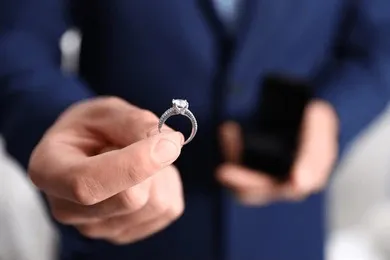 Tuyệt chiêu chọn nhẫn cầu hôn khiến nàng gật đầu ngay lập tực