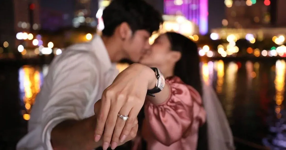 khoảnh khắc trao nhẫn cầu hôn