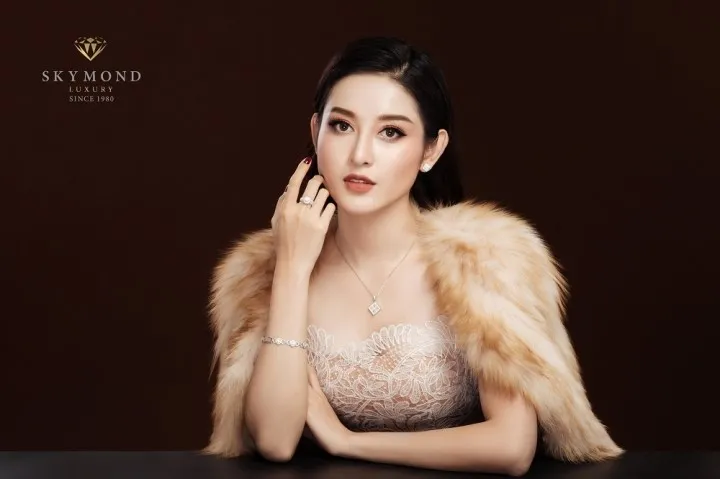 Á hậu Huyền My sử dụng trang sức thiết kế Skymond luxury