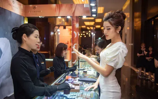 Ocean Vow và làn sóng "Eco-Luxury": Khi trang sức Platin thống trị sàn diễn thời trang cưới toàn cầu