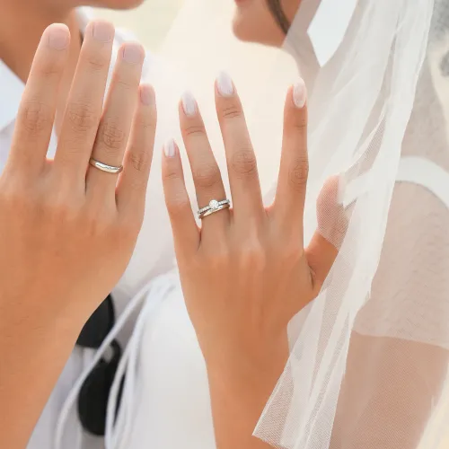 Trọn vẹn tâm trí, vững vàng cam kết, hoàn hảo tạo tác: 3 lý do giới thượng lưu chọn nhẫn cưới từ mùa hè